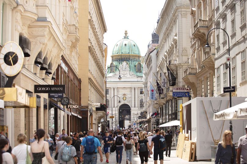 Persone a passeggio nella via dello shopping Kohlmarkt a Vienna