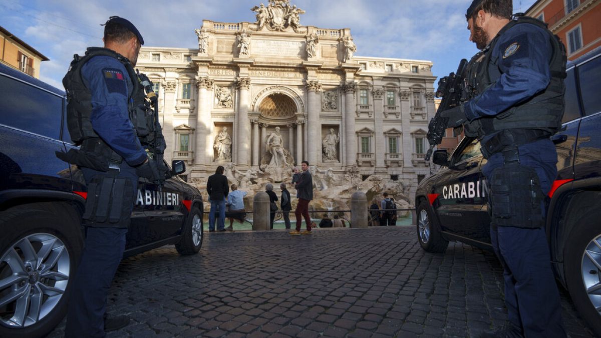 Carabinieri italiani mostrano il loro assetto tattico durante un'anteprima per i media a Roma, mercoledì 27 ottobre 2021.