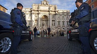 Carabinieri italiani mostrano il loro assetto tattico durante un'anteprima per i media a Roma, mercoledì 27 ottobre 2021.