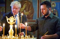Boris Johnson és Volodimir Zelenszkij gyertyát gyújt a kijevi Szent Mihály-székesegyházban