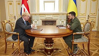 Boris Johnson (a sinistra) con il premier ucraino