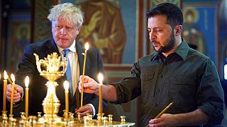 Boris Johnson és Volodimir Zelenszkij gyertyát gyújt a kijevi Szent Mihály-székesegyházban