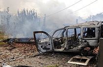 Kiégett autó az oroszbarát szeparatisták által ellenőrzött területen Donyeck megyében