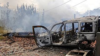 Kiégett autó az oroszbarát szeparatisták által ellenőrzött területen Donyeck megyében