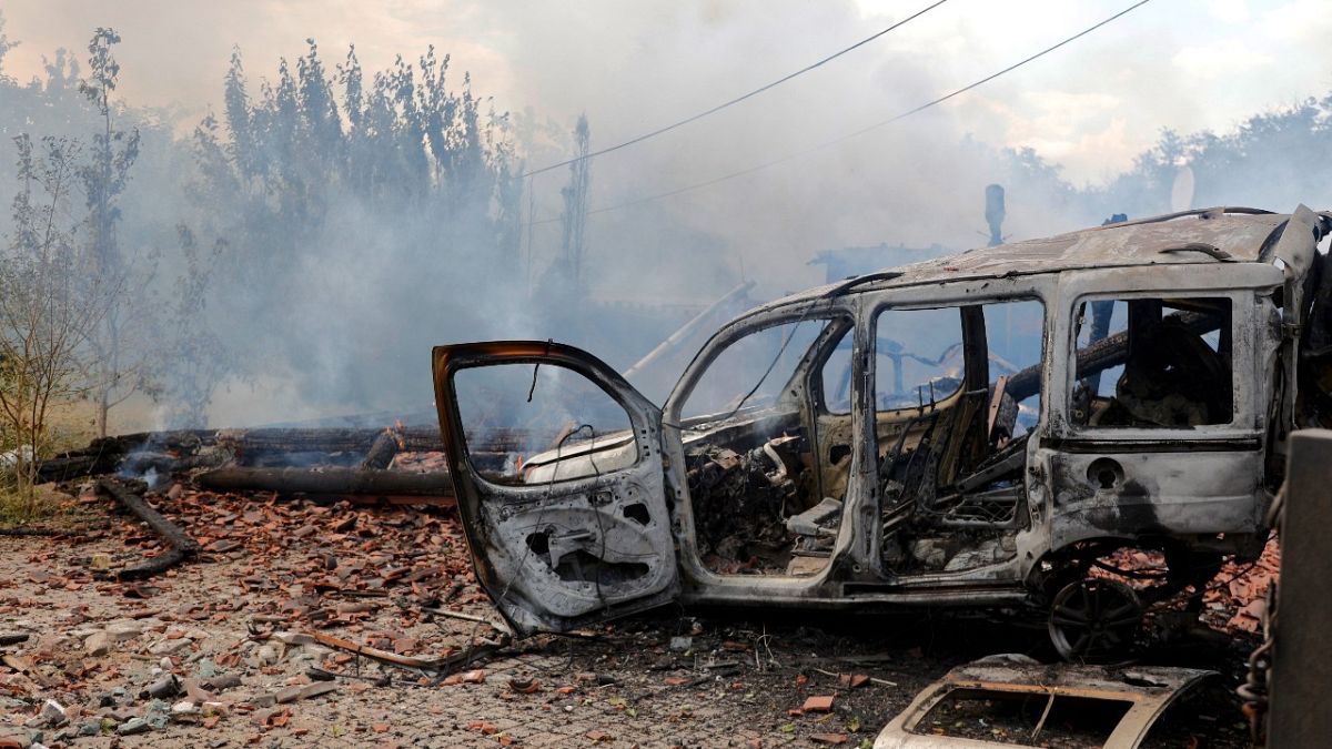 Ausgebranntes Fahrzeug bei Donezk