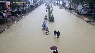 Nach heftigen Regenfällen stehen großte Teile Bangladeschs unter Wasser