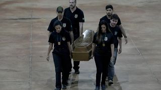 الشرطة الفيدرالية ينقلون رفات الخبير البرازيلي برونو بيريرا والصحفي البريطاني دوم فيليبس في حظيرة الشرطة الفيدرالية في برازيليا.