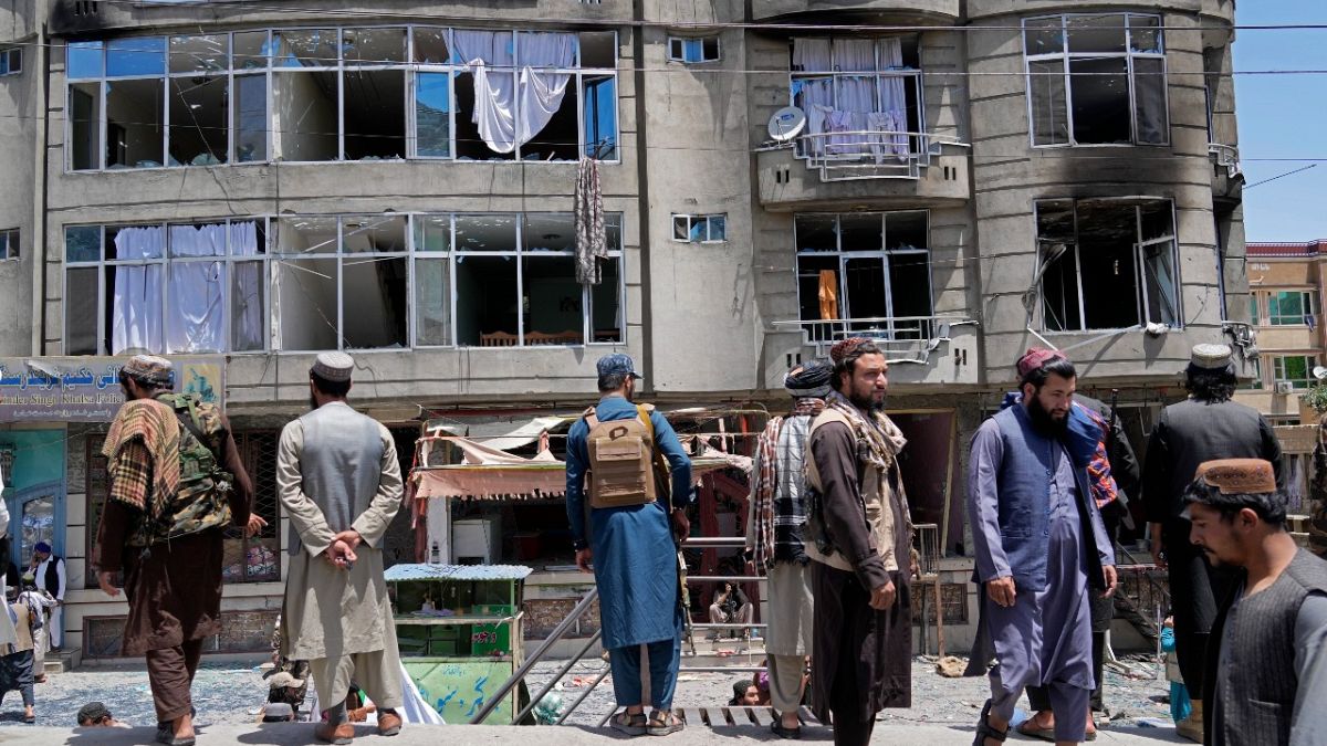 Taliban-Kämpfer stehen Wache vor dem Sikh-Tempel in Kabul