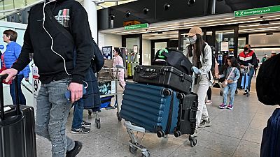Reisende am Londoner Flughafen Heathrow, 06.04.2022