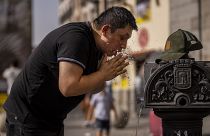 Un homme tentant de se rafraîchir samedi à Madrid, en Espagne. Les températures ont atteint les 43°C dans le pays.