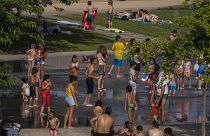 Дети купаются в фонтане в Мадриде