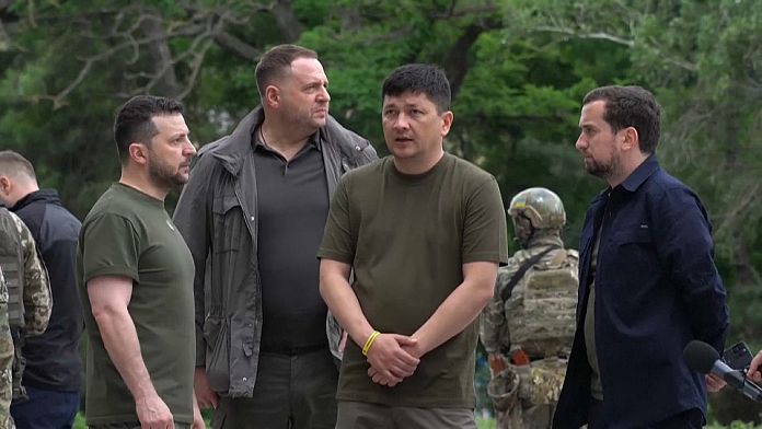Selenskyj macht Frontbesuch im Süden des Landes - Donbas weiter umkämpft