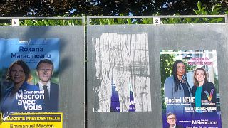 ملصقات انتخابية لمرشحة تحالف ماكرون روكسانا ماراسينيو ومرشحة تحالف ميلونشون راشيل كيكي جنوب باريس. 2022/06/16