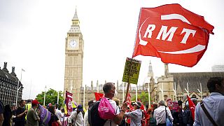 İngiltere'nin başkenti Londra'da Sendikalar Birliği'nin düzenlediği protesto yürüyüşüne katılanlar maaş zammı istedi
