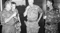 12 Temmuz 1995'te Bosnalı Sırpların komutanı Ratko Mladiç'le (solda) Hollanda BM birliğinin komutanı Tom Karremans ile Potocari'de kadeh kaldırırken