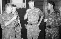 12 Temmuz 1995'te Bosnalı Sırpların komutanı Ratko Mladiç'le (solda) Hollanda BM birliğinin komutanı Tom Karremans ile Potocari'de kadeh kaldırırken