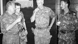 12 Temmuz 1995'te Bosnalı Sırpların komutanı Ratko Mladiç'le (solda) Hollanda BM birliğinin komutanı Tom Karremans ile Potocari'de kadeh kaldırırken 
