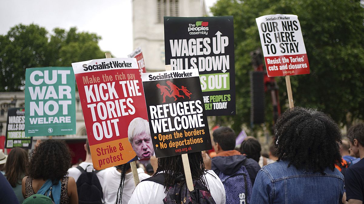 Manifestantes exigieron medidas sobre el coste de la vida, un nuevo acuerdo para los trabajadores y un aumento salarial para todos los trabajadores, en Londres, el 18 de junio