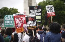 Manifestantes exigieron medidas sobre el coste de la vida, un nuevo acuerdo para los trabajadores y un aumento salarial para todos los trabajadores, en Londres, el 18 de junio
