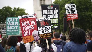 Manifestantes exigieron medidas sobre el coste de la vida, un nuevo acuerdo para los trabajadores y un aumento salarial para todos los trabajadores, en Londres, el 18 de junio