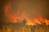 Un pompiere cerca di domare un incendio nella Sierra de la Culebra