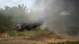 جنود أوكرانيون يطلقون النار على مواقع روسية من مدفع هاوتزر M777 في منطقة دونيتسك الشرقية بأوكرانيا. 