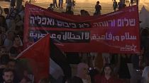 Pacartas de los manifestantes en Tel Aviv en contra de la invasión israelí en Cisjordania