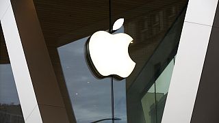 Il logo Apple campeggia in uno store