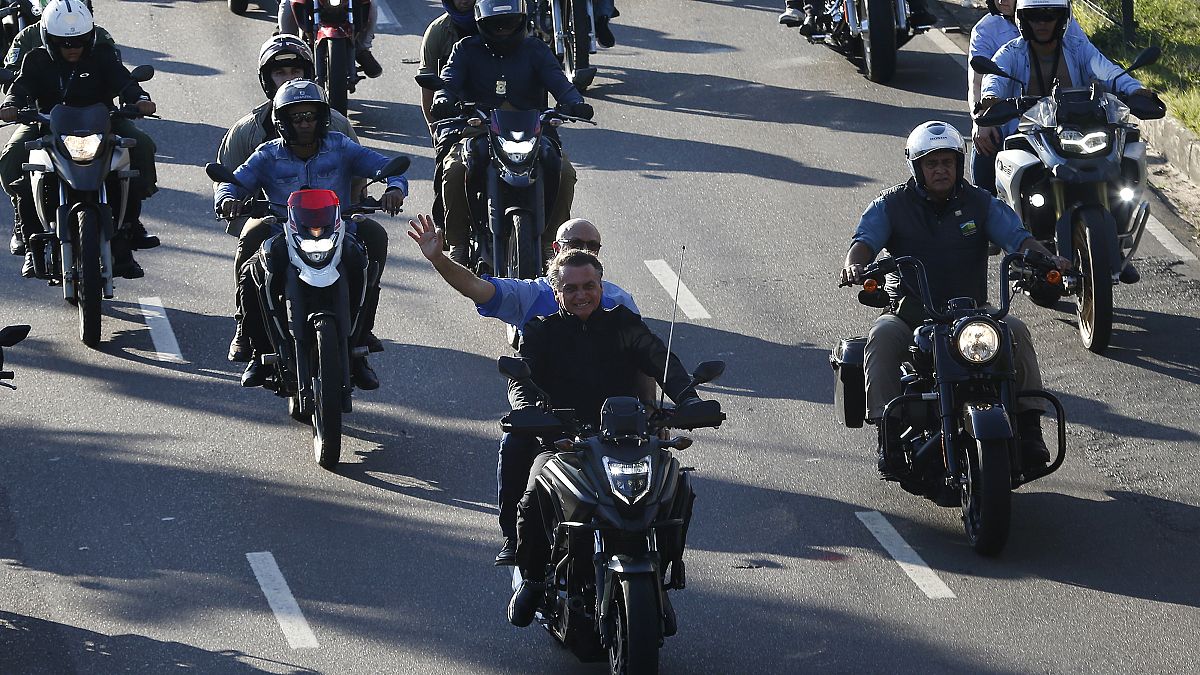 الرئيس البرازيلي جائير بولسونارو يقود موكب دراجات نارية في ماناوس بالبرازيل.