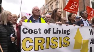 De très nombreux Irlandais sont descendus dans les rues de Dublin pour dénoncer la hausse du coût de la vie, le 18 juin 2022.