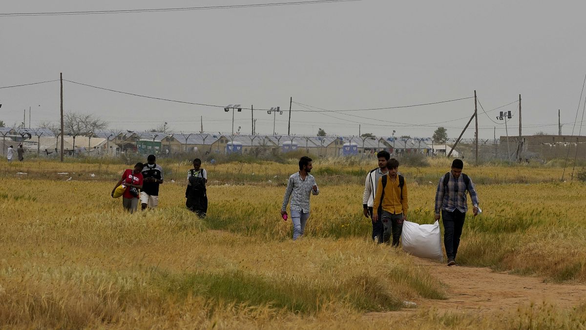 Kıbrıs'ın güney kesimindeki Purnara Mülteci Kampı yakınlarında yürüyen mülteciler