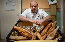 Der bäcker mit seinen frischen Baguettes