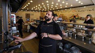 أنس قاطرجي، لاجئ سوري فتح مطعما حلبيا في غزة.