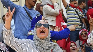 متظاهرون تونسيون امام المسرح البلدي في العاصمة يرددون هتافات ضد الرئيس قيس سعيد والاستفتاء الدستوري المقبل. 2022/06/19