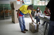 Un elettore in un seggio di Bucaramanga