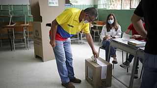 Un elettore in un seggio di Bucaramanga