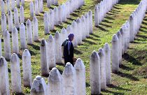 Boszniai muzulmán asszony a srebrenicai tömegmészárlás áldozatainak temetőjében Potocariban
