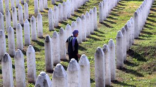 Boszniai muzulmán asszony a srebrenicai tömegmészárlás áldozatainak temetőjében Potocariban