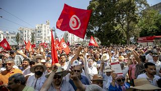 25 Temmuz’da düzenlenecek yeni Anayasa referandumunu protesto eden göstericiler, 6 Haziran’dan bu yana genel grev yapan Tunuslu hakimlere destek verdi