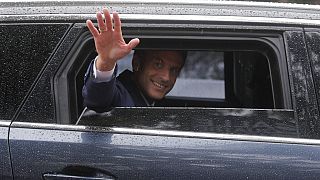 El presidente francés Emmanuel Macron sale después de votar el domingo 19 de junio de 2022 en Le Touquet, al norte de Francia