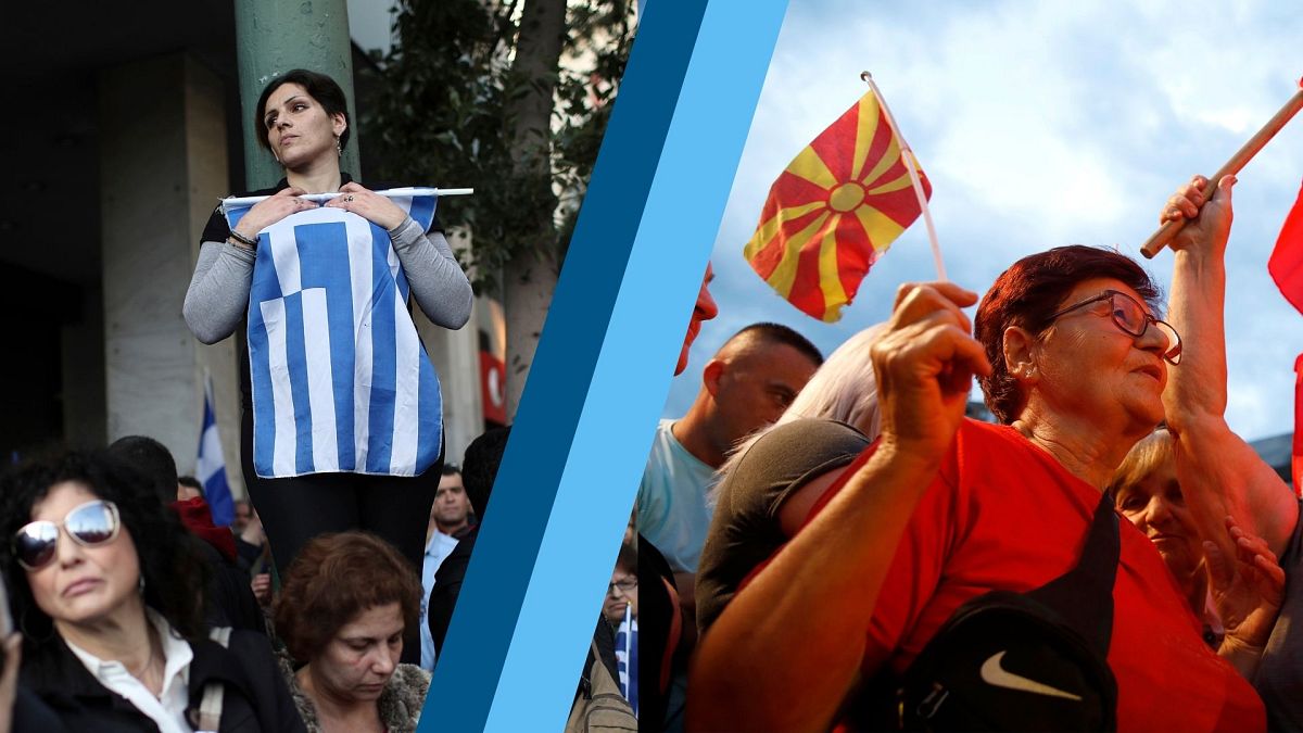 À gauche, une militante porte un drapeau grec. À droite, drapeau de Macédoine du Nord lors d'une manifestation, images d'archives