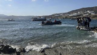 خفر السواحل اليوناني يظهر جزءًا من عملية إنقاذ في جزيرة ميكونوس - اليونان. 2022/06/19