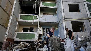 Des enfants au milieu des ruines à Tchernihiv, en Ukraine (19/06/2022)