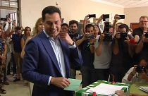 El actual presidente de la comunidad autónoma y líder del PP en Andalucía, Juan Manuel Moreno Bonilla, cuando ejercía su derecho al sufragio este domingo 19 de junio de 2022.