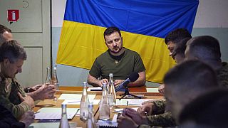 Volodymy Zelensky avec des responsables militaires lors de sa visite dans la région de Mykolaiv, le 18 juin.