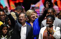 Gustavo Petro megválasztott kolumbiai elnök ünnepli győzelmét 2022. június 19-én
