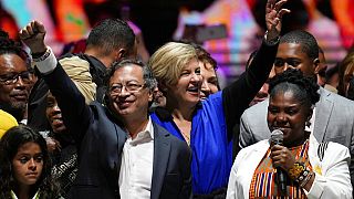 Gustavo Petro megválasztott kolumbiai elnök ünnepli győzelmét 2022. június 19-én