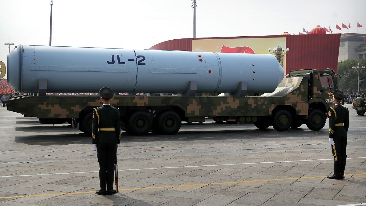 شاحنة عسكرية صينية تحمل صاروخا يطلق من غواصات. 01/10/2019