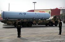 شاحنة عسكرية صينية تحمل صاروخا يطلق من غواصات. 01/10/2019