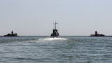 Российский катер патрулирует акваторию порта Мариуполя в Черном море